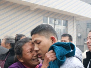 扶贫办主任助贫困户寻亲 南昌县失散11年母子团聚