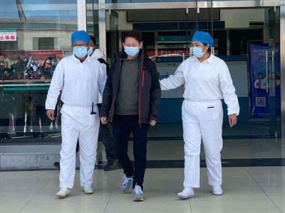 西藏唯一确诊病例治愈出院 医护人员列队欢送