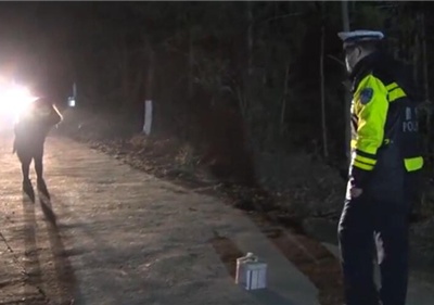 暖哭！交警抗疫一线值守  妻子隔空送水饺
