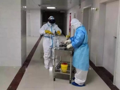 防疫一线：妈妈打怪兽去了 过段时间再接你们回家！