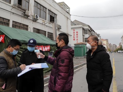 湖口:  公职人员“改行”小区门卫