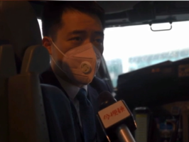 武汉籍机长主动请战 护送江西医疗队前往湖北