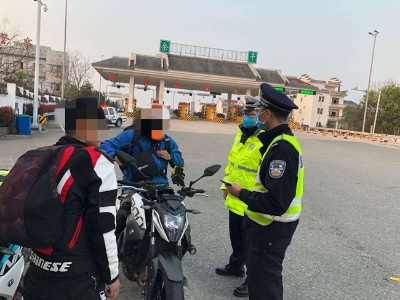 “骑手”为图方便上高速 民警及时带离批评教育