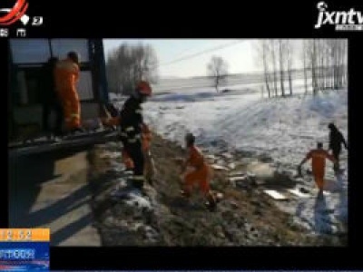黑龙江甘南：货车发生侧翻 几百头猪仔雪地狂奔