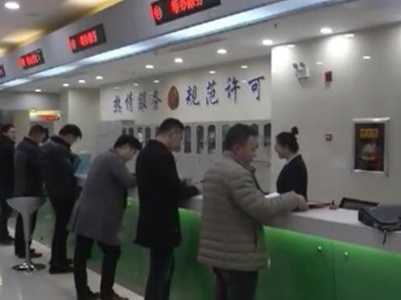 【聚焦“放管服”改革 曝光“怕慢假庸散”】上饶广信区：“帮代办制” 让群众办证更便利