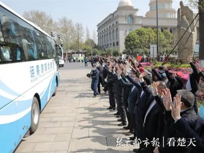 泪别恩人！这里的群众送别队伍排了38公里长