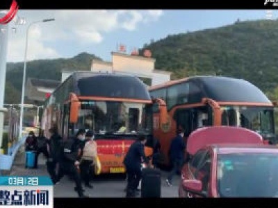 上饶：大客车故障滞留 收费站暖心服务