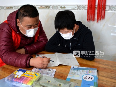 线上学习吃力 大学生干部为贫困户孩子“开小灶”