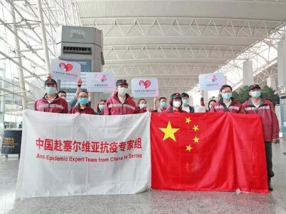 中国医疗队到了！塞尔维亚总统到机场接机，亲吻五星红旗