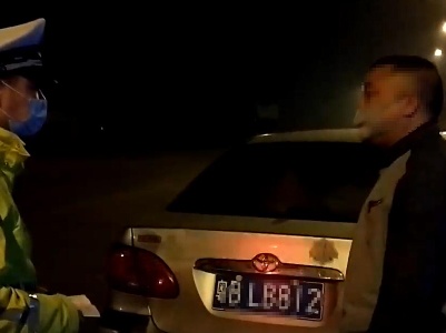 尴尬！男子酒驾妻子顶包 妻子却连挂挡都忘了