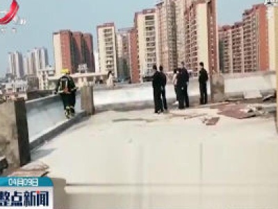 赣州：女子轻生欲跳楼 消防员飞身抱住