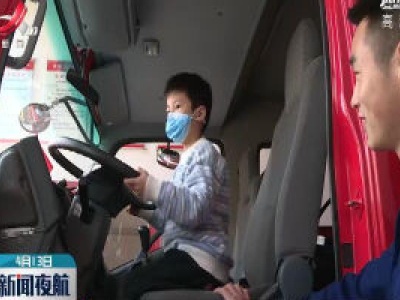 吉安：暖心！外出训练 小男孩掏钱给他们买水喝
