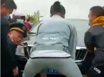 暖心！南昌六旬老人被卷入车底 他们合力抬车救人