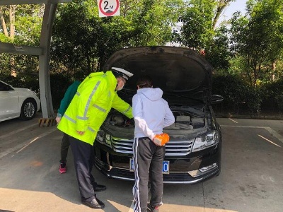 民警帮忙换机油 排忧解难暖人心