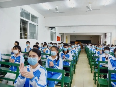 倾听英雄故事，传承抗疫精神——援鄂护士陶丽玲向进贤第二初级中学赠送锦旗并作抗疫先进事迹报告