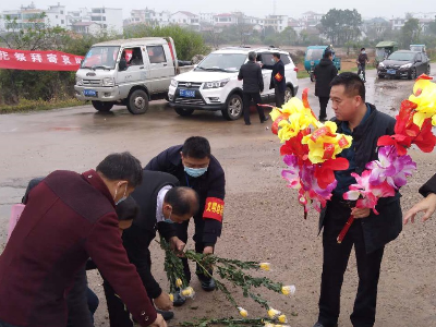 万朵鲜花免费发放 传递文明祭祀新风