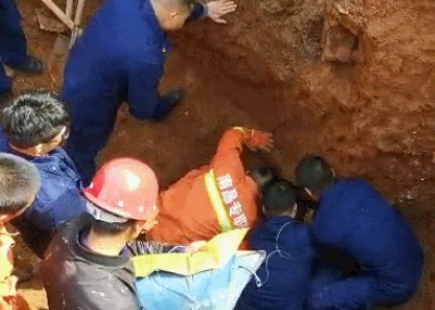 南昌县银三角幸福雅苑2期工地塌方 工人被埋