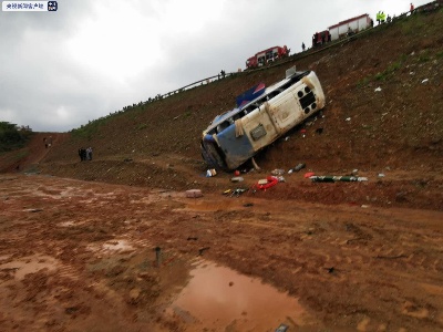 景德镇一客运中巴车发生侧翻 已造成4人死亡10人受伤