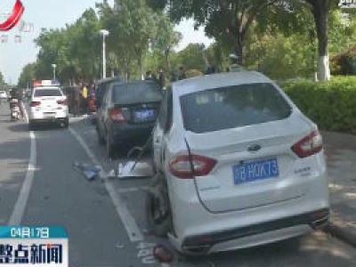 赣州：小车深夜“发飙” 连撞路边七辆车