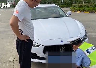 豪车第一天上路被查 原来是车牌装倒了