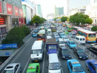 南昌整治八一大道沿线黑车 今年已查处非法营运213起