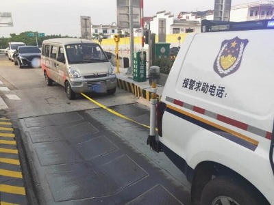 面包车水温爆表 高速交警前来相助
