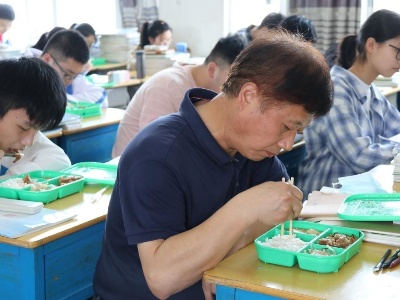 复学首日，校长与我一起用餐 