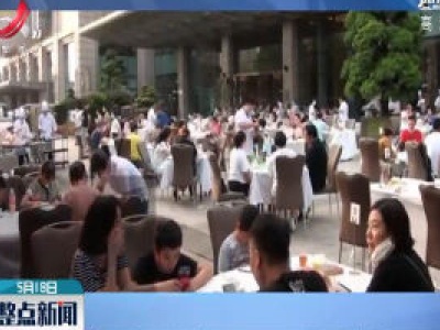 武汉五星级酒店门外开大排挡 顾客爆满