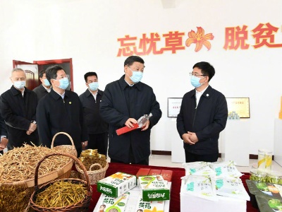 总书记坐农家炕沿儿话乡村巨变
