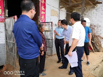 省民政厅副厅长龚建辉一行到进贤县督导脱贫攻坚社会救助兜底保障工作