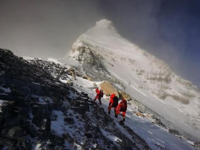 登顶！2020珠峰高程测量登山队站上喜马拉雅之巅