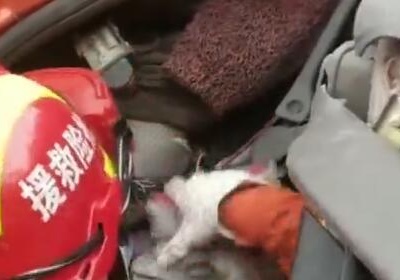 大货车侧翻司机被困 消防紧急救援