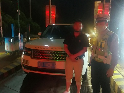 胆真肥！男子与家人吵架 边开车边喝酒