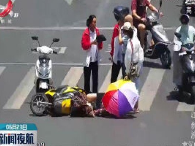 新余：老人车祸倒地 师生围起“爱心墙”