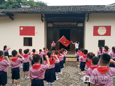 江西瑞金红娃在革命旧址宣誓加入少先队组织