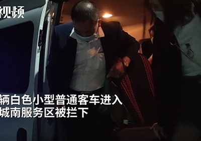 真大胆！7座小型客车坐了13个人