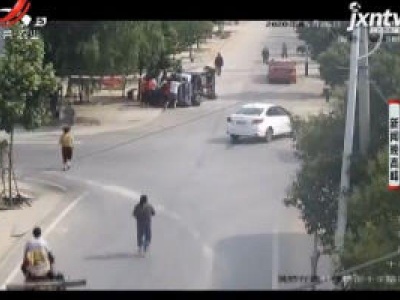 安徽：车辆侧翻7人被困 30多名群众抬车救人