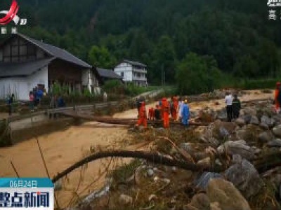 贵州：桥被洪水冲垮 消防员现场搭桥转移40余名被困人员