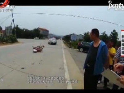 岳阳：路口转弯越线 摩托车与小车相撞头盔保命