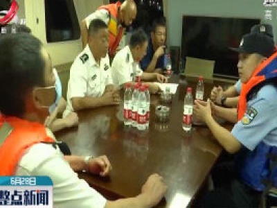 九江：五家单位联合夜间巡江 非法捕鱼者见状撒腿就跑