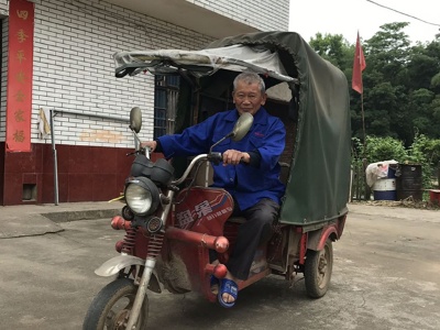 芦溪县源南乡贫困户许光华用双手铺出一条脱贫致富路