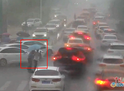 【暖新闻·江西2020】赣州：雨中交警变“浇警” 群众送伞暖警心