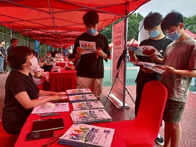 进贤县：32家企业送岗进校园引“贤才”