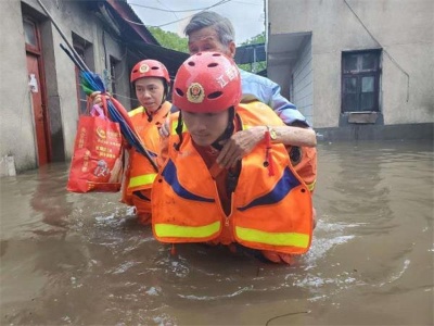  萍乡强降雨致多地出现险情 消防员紧急转移30余人
