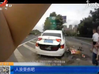 重庆：路口犯了“选择困难症” 女司机上演“惊险大片”