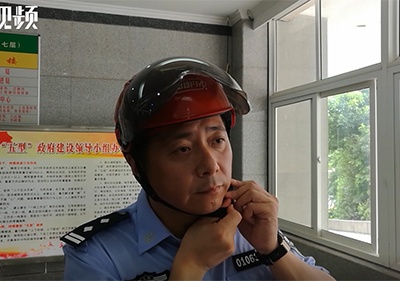 头盔你会戴吗？交警教你如何正确戴头盔