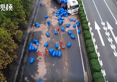 30桶三氯氧磷泄漏 消防员鏖战10小时抢通道路