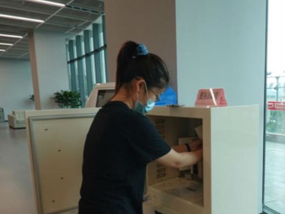江西省图书馆自助图书杀菌机“上岗” 30秒就完成消毒