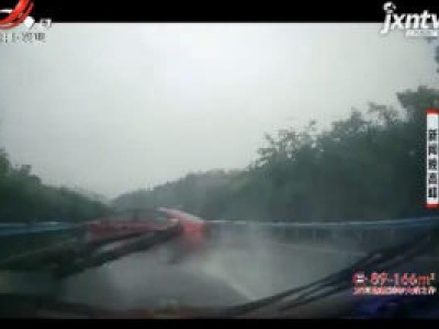 杭瑞高速：积水路段强行超车 轿车漂移引发事故