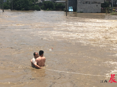 【暖新闻·江西2020】男子不慎落入湍急洪流 巡防志愿者果断营救